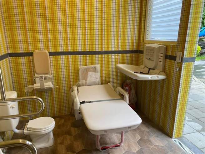 三重進安公廁新設首座折疊式照護床，屬三重首座戶外附設性別友善設施，提供身障者及年長者溫馨使用。（戴上容攝）