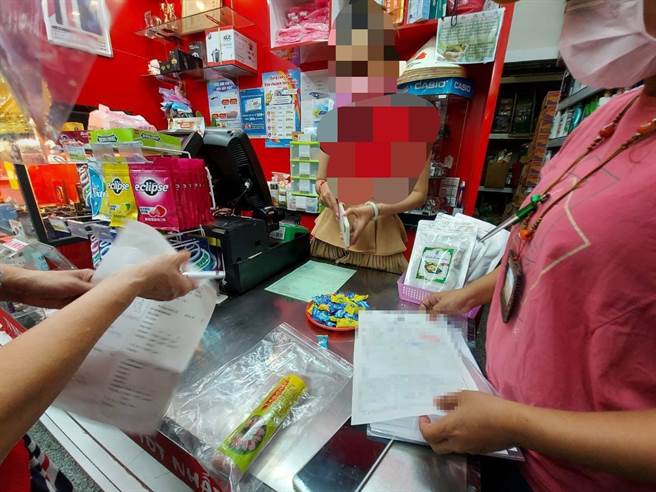 屏县府与专勤队查获来源不明越南酸肉，为求慎重第一时间已送验。(屏东专勤队提供)