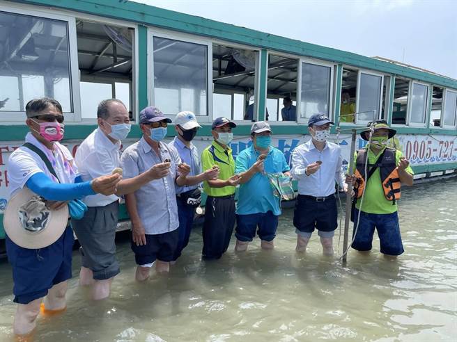 立委蔡易余（右三）等人到外伞顶洲视察。（蔡易余办公室提供／张亦惠嘉县传真）