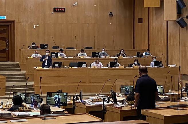 嘉義縣議會藍、綠、無黨籍議員皆支持發放2000元以上現金，由議員李國勝、陳福成提出的提案27日經大會審議通過。（張亦惠攝）