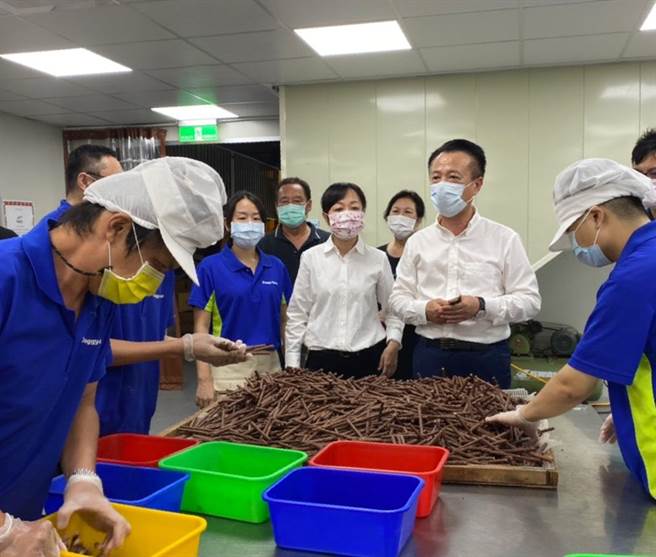 嘉义县长翁章梁、中埔乡长李碧菁等人到弘元皮革庇护工场看内部工作情形。（张亦惠摄）