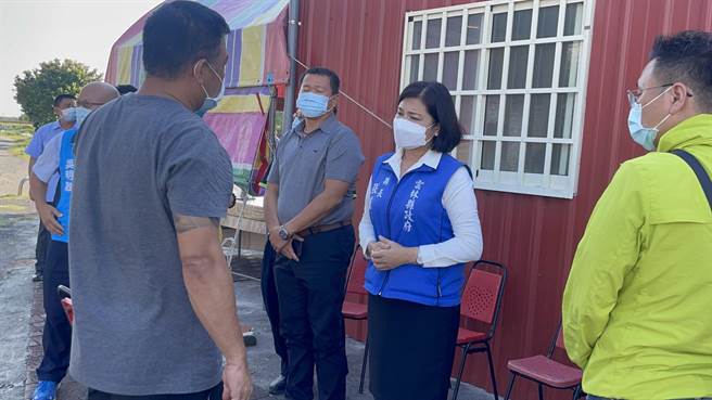 云林县长张丽善得知车祸消息后，第一时间赶往水林公墓，协助丧葬事宜。（周丽兰摄）