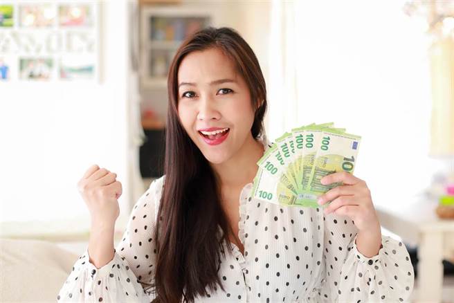 金牛座、双子座、天秤座的女性不仅很舍得花钱，也很会赚钱，是人人称羡的人生胜利组。（图／Shutterstock）