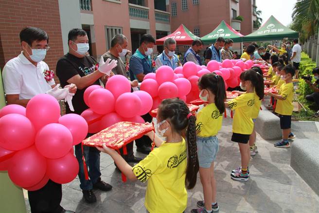 小朋友開心參加落成典禮，9月歡喜搬入新大樓。（金寧鄉公所提供）