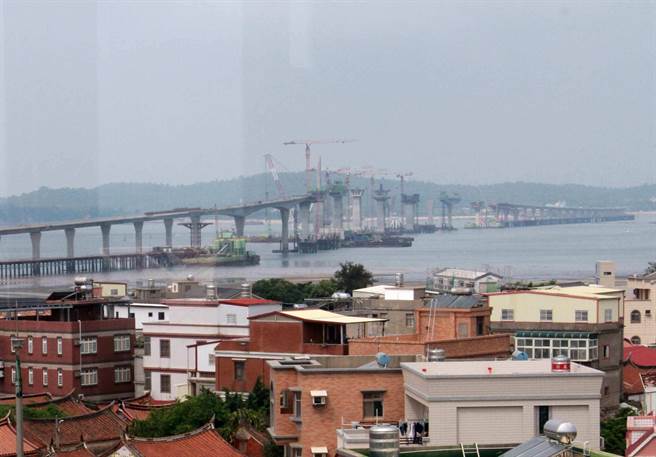 湖埔國小幼兒園大樓頂瞭望台，可以遠眺金門大橋和金廈海景。（金寧鄉公所提供）