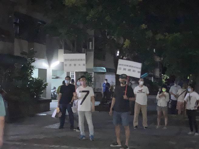 台中市国安社区住户27日晚上举牌抗议，批评社区管理不善，要求公开帐目，台中市住宅发展工程处表示，已要求管委会限期回復。（卢金足摄）