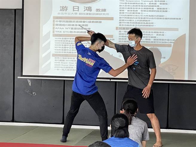 为提升员警执勤安全，桃园市平镇警分局邀请教练游日鸿担任讲师办理为期3天的防身术课程，进一步确保市民安全。（平镇分局提供／萧灵玺桃园传真）