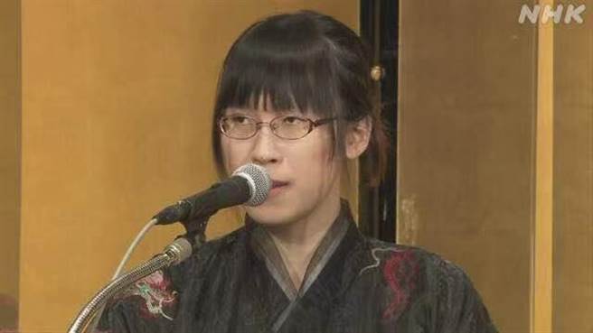 李琴峰身着汉服出席芥川奖颁奖典礼。（取自NHK／联合文学提供）