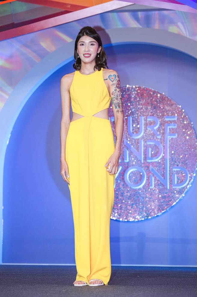 黄筱雯穿Alice＋Olivia黄色裤装，露腰也露背，是时尚小腰女。（吴松翰摄）