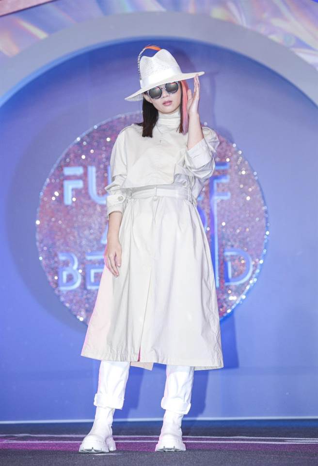 ？te坏特继金曲奖全身粉红后，昨再以one tone风格穿MM6白裤装，夸服装环保材质很透风。（吴松翰摄）