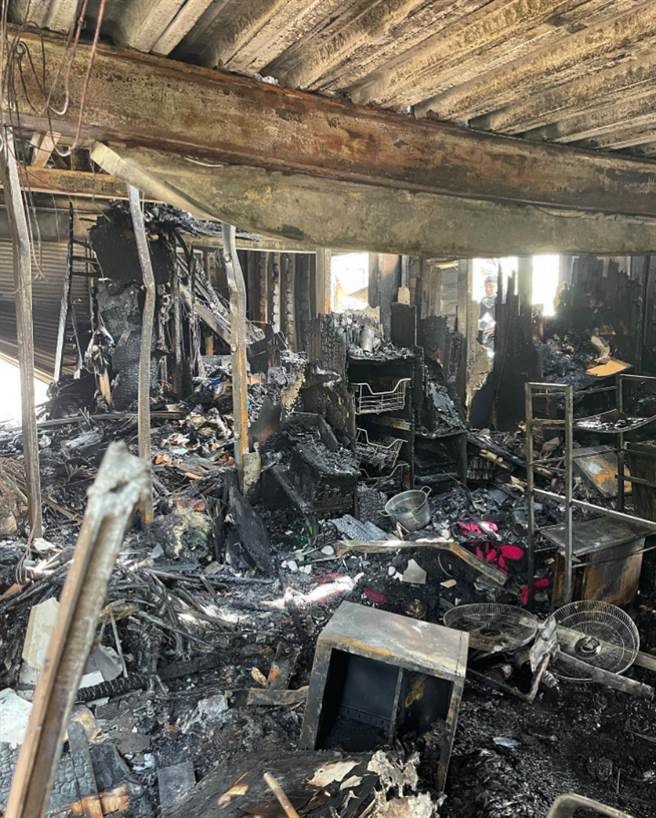 江老师的苗栗老家失火，现场全都烧成焦黑。(图/ 摘自我是江老师脸书)