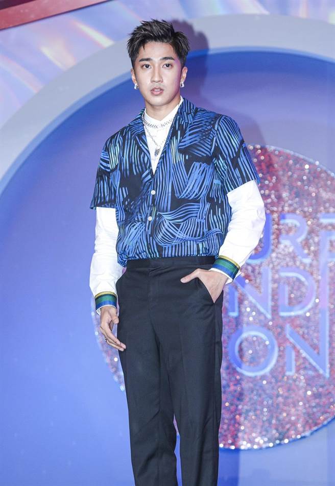 娄峻硕穿Paul Smith蓝色花衬衫搭配APM Monaco银色配饰，符合新歌《Booyah》夏日风情。（吴松翰摄）