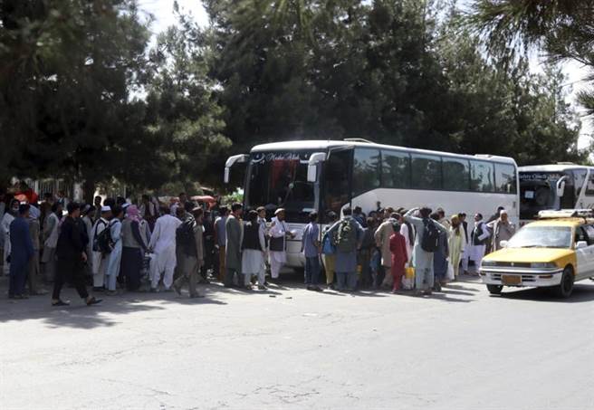 阿富汗人繼續前往機場，希望離開該國。（圖／美聯社）