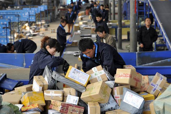 中国的智慧手机使用量继续快速增长，网路用户首次突破10亿大关，方便的网路购物商业也让中国成为全球第一的网购大国。（图／中新社）