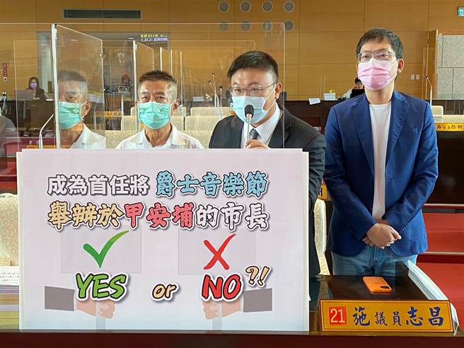 台中市议员施志昌（中）忧心甲安埔沦艺文沙漠，提议爵士音乐节可于甲安埔举办。（卢金足摄）