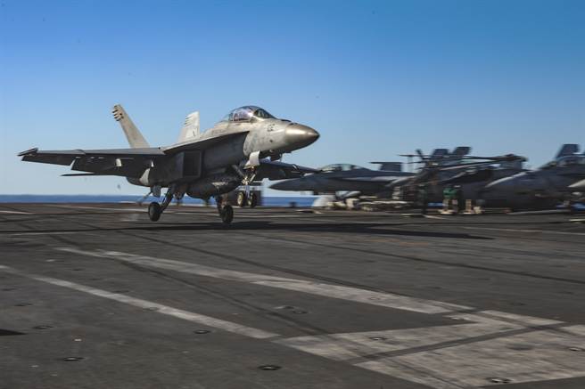美国海军不打算在F/A-18E/F Block 3上配备适型油箱，将影响舰队未来因应长程反舰武器的能力。图为美国海军F/A-18E。（图／美国海军）