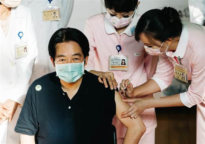 副總統賴清德（前左）27日赴台大醫院體育館接種疫苗。(郭吉銓攝)