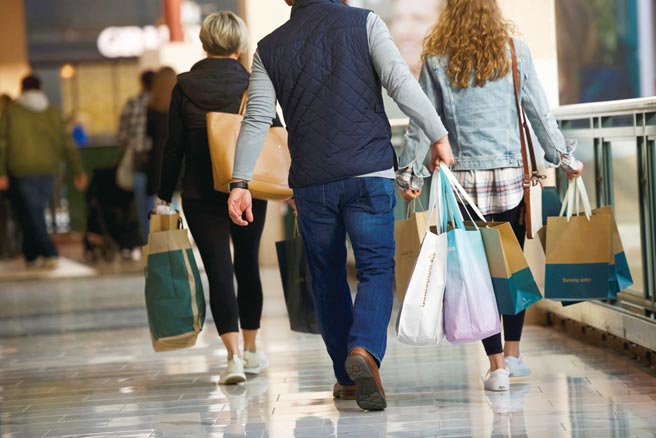 美国政府松绑防疫、消费者支出攀升，带动经济逐步復甦。图／路透