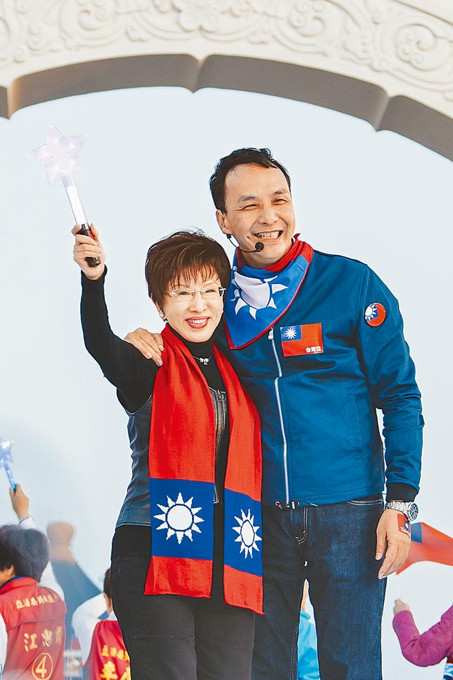 国民党前主席洪秀柱26日再被问起2016年的「换柱」事件。图为2016年1月洪秀柱与当时的总统候选人朱立伦参加「为台湾的安定而走」万人大游行。（本报资料照片）