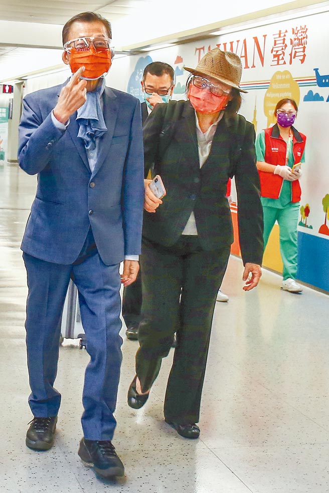 驻泰国代表李应元（左）因健康因素请辞，26日返台，身形消瘦许多。（陈麒全摄）