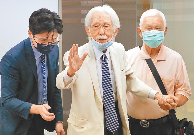 台湾制宪基金会董事长辜宽敏（中）。（本报资料照片）