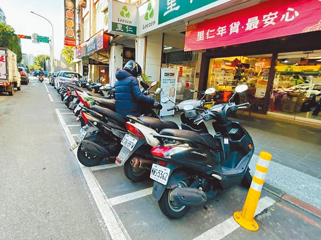 台北捷運松山新店線、文湖線及新蘆線周邊1.5萬機車格，將從8月30日起開始收費，共計有16個位於市中心的站點被納入。（本報資料照片）