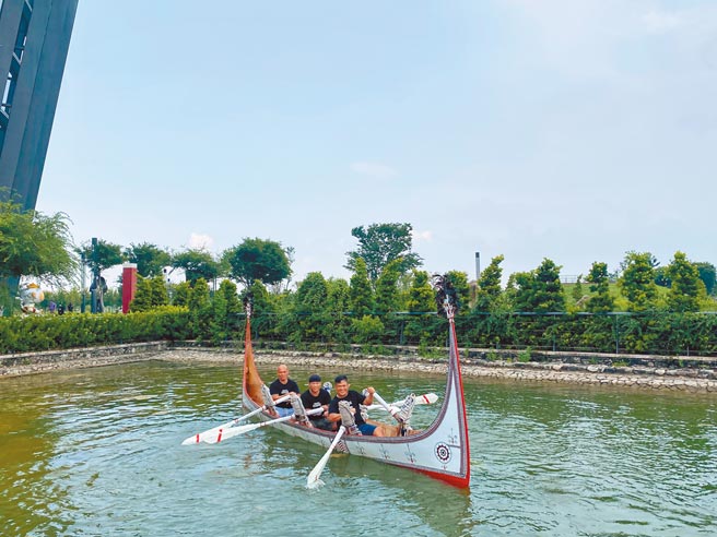 兰屿达悟勇士们26日下午在故宫南院至善湖内划拼板舟，分享兰屿的拼板舟文化。（张亦惠摄）