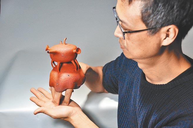 莺歌在地陶艺家卓铭顺作品获得「2021韩国国际陶艺双年展」金奖，成为台湾首位获得该陶艺奖的艺术家。（莺歌陶瓷博物馆提供／蔡雯如新北传真）