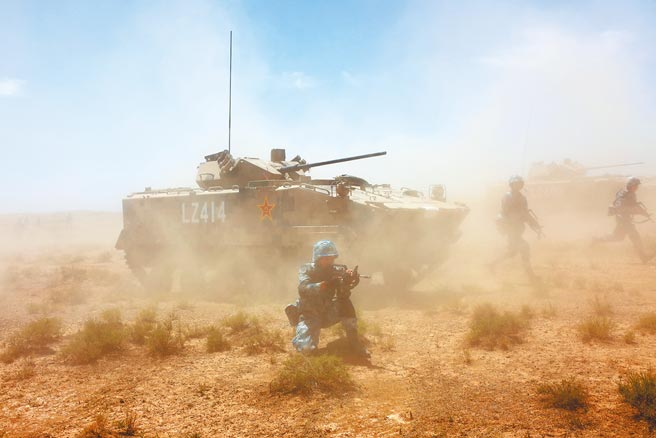 大陆军队将于9月6日至15日，与巴基斯坦、蒙古、泰国等国军队在陆军确山合同战术训练基地首次举办共同命运-2021国际维和实兵演习，以国际维和为主题。图为大陆日前举行的「西部．联合-2021」演习。（新华社）