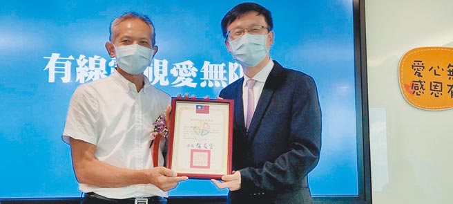 新北市有線電視同業聯誼會召集人陳煥鵬（左）代表新北11家有線電視公司捐贈100萬元給新北市，教育局長張明文受贈。（陳慰慈攝）