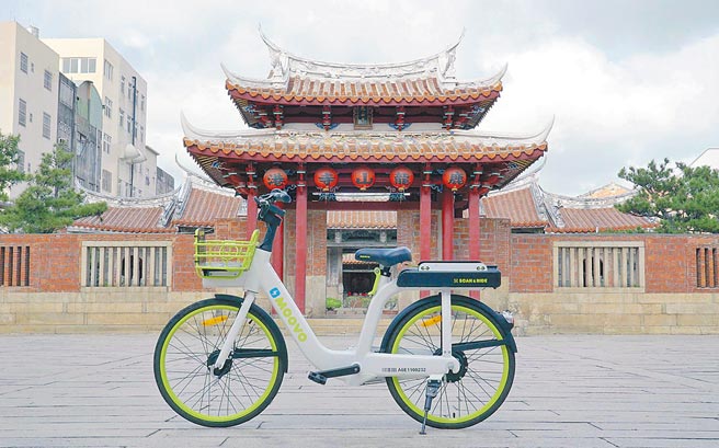 彰化公共自行车MOOVO抢先亮相，鹿港首发30日起，鹿港高中等共17个站，先上线200台供骑乘。租借费用为前30分钟享有县府补助5元，每30分钟10元。（运点科技提供／吴敏菁彰化传真）