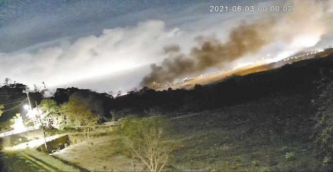 高市府環保局利用縮時攝影及空拍監控等科技執法方式，在今年6月於鳥松區破獲長期非法露天燃燒的不肖業者。（高市府環保局提供／洪浩軒高雄傳真）