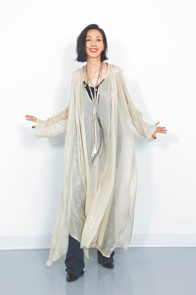 萬芳昨宣布演唱會最新演出日期。（何樂音樂提供）