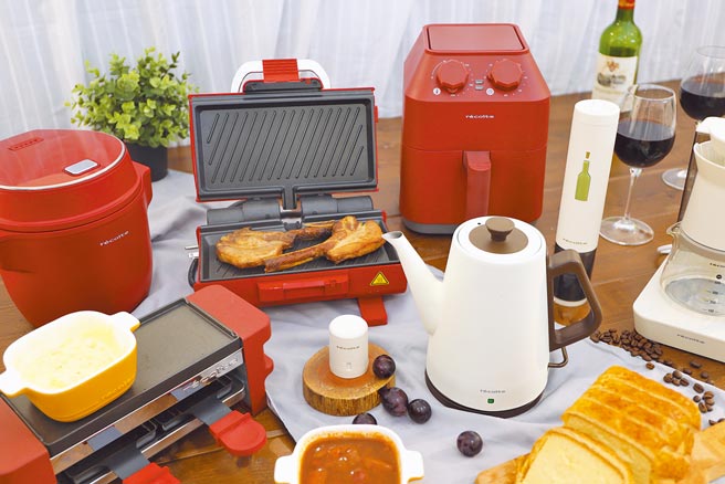 全联首次与recolte推出「日本自煮料理神器」集点换购活动，8款经典红与时尚白的个人小家电及品酒好物，会员扣500福利点、1000福利点或集满10生鲜积分加价换购，最低4折起。（全联提供）