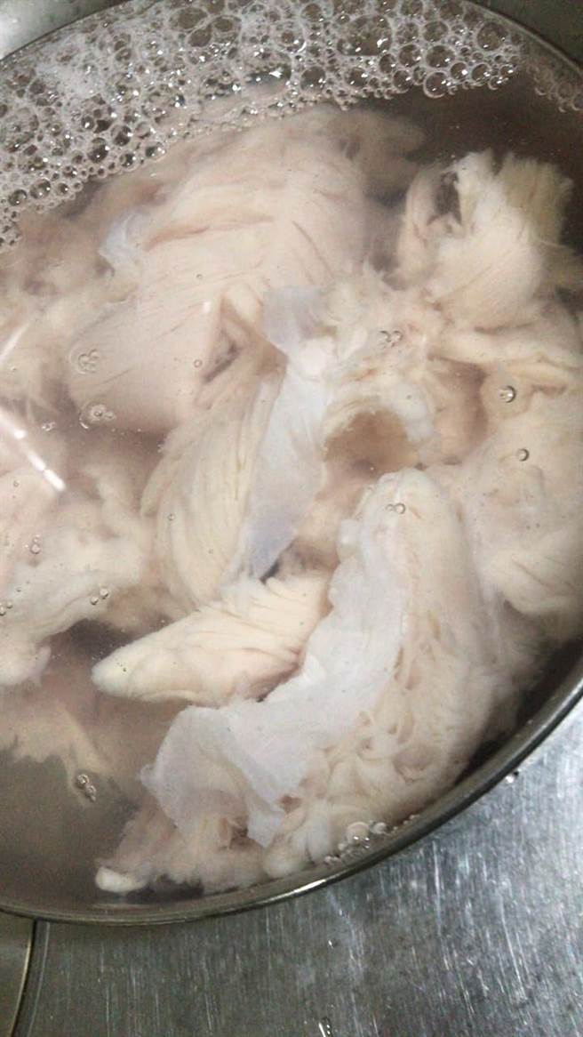 女網友不解表示，肉洗不乾淨，還變得爛爛的，網友看完後傻眼，直說洗了5次當然會爛，而且都把蛋白質洗掉了。(圖／Costco好市多 商品經驗老實說)