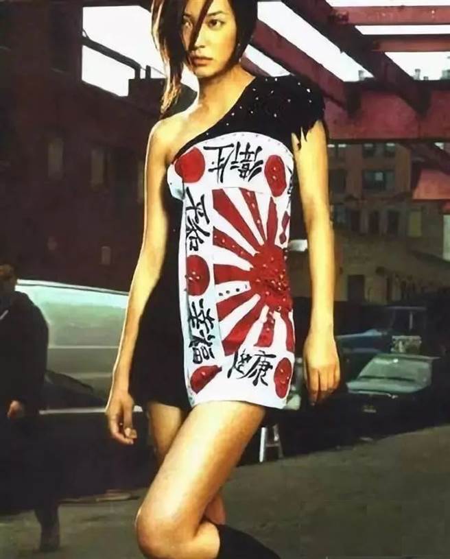 赵薇在2001年的穿着日本军旗装为杂志拍摄封面，引起大陆各界强烈声讨。（图／网路)