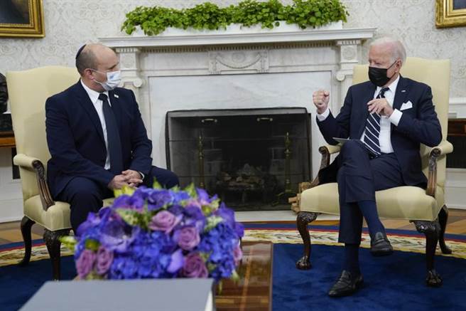 以色列總理班奈特（Naftali Bennett）今在美國撤離阿富汗任務因致命炸彈攻擊延誤的隔天與總統拜登會面，讓他訪美行程蒙上一層陰影。(圖/美聯社)