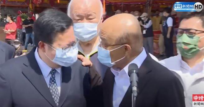 行政院长苏贞昌27日出席义民祭，被问及内阁改组问题，先拍拍桃园市长郑文灿肩膀后最出回应。(取自中时新闻网)