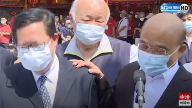行政院长苏贞昌27日出席义民祭，被问及内阁改组问题，先拍拍桃园市长郑文灿肩膀后最出回应。(取自中时新闻网直播)