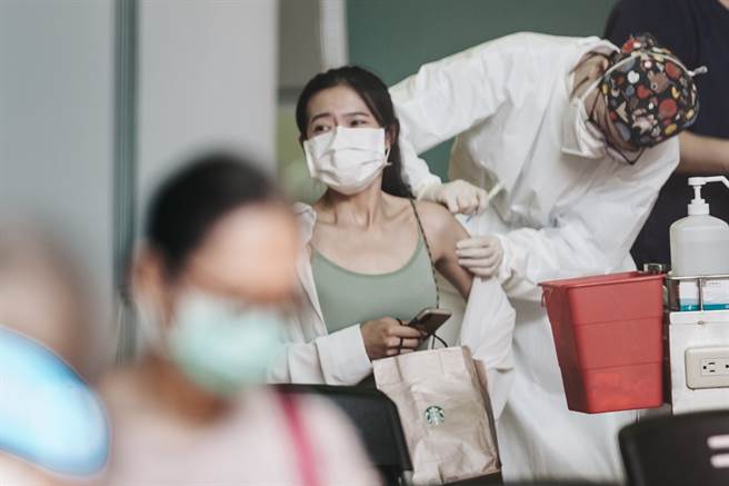 高端给20岁以上的人打、BNT优先给12至18岁打，让19岁的大学生哀嘆自己成为疫苗孤儿，不少网友看了直呼，没听过19岁会衰整年吗？图为民眾打疫苗的画面。（郭吉铨摄）