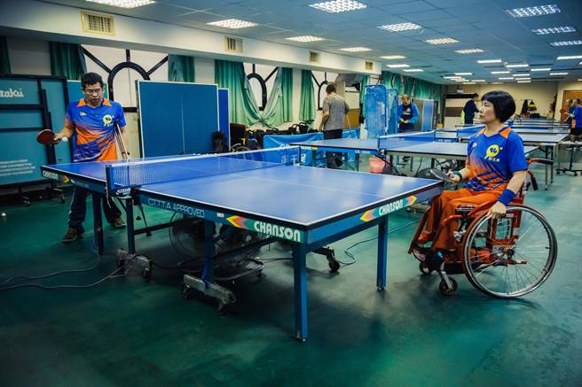 盧碧春與丈夫林我欽都固定在板橋第一運動場練習桌球（The Way Out 身障運動的出口提供)