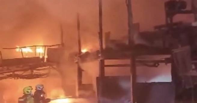 基隆市深澳坑路1间做资源回收的环保公司，遭大火燃烧3小时，消防人员到场奋力灌救。（翻摄画面／张颖齐基隆传真）