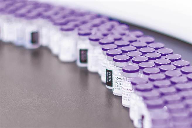 200万剂BNT疫苗即将到货，中央宣布届时除了将疫苗提供给12-17岁青少年族群施打外，也开放18岁以上民眾做意愿登记。(图/美联社)