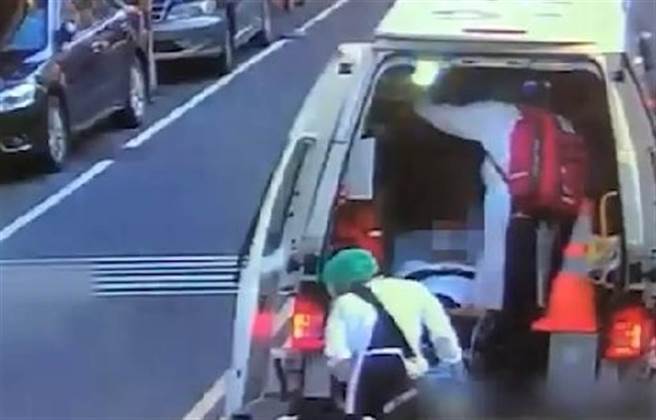 46歲吳姓男子患有胰臟癌，24日接種完國產高端疫苗後當晚出現忽冷忽熱、全身無力等症況，送醫搶救後於26日宣告不治。（（翻攝照片／戴上容新北傳真））