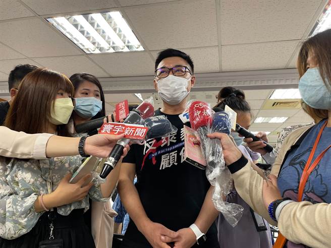 國民黨主席江啟臣今（28日）上午前往新北市永和出席「1218公投政策說明會」。（葉書宏攝）