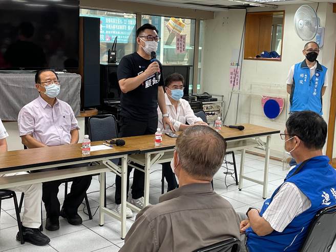 國民黨主席江啟臣今（28日）上午前往新北市永和出席「1218公投政策說明會」。（葉書宏攝）