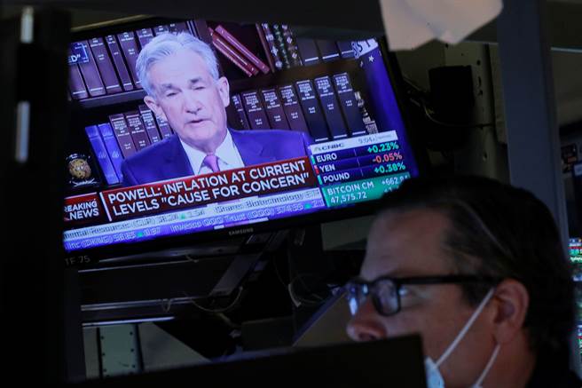 联准会（Fed）主席鲍尔表示，年底前将缩减购债，但不急于升息，激励美股大涨。（路透）