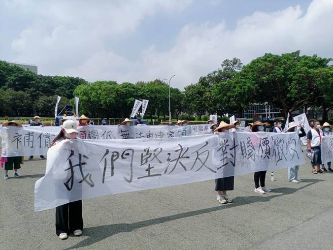 竹科管理局28日起办理竹科二期徵收协议价购会议，不满徵收价格的居民们组成自救会再次发动抗争。（邱立雅摄）