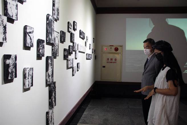 台中市副市长黄国荣(左)观赏「2021台湾美术新貌奖」，特别讚赏荣获评审团奖的作品《凝听白桦树林的声音–绘画与眼泪》。(文化局提供／林欣仪台中传真)