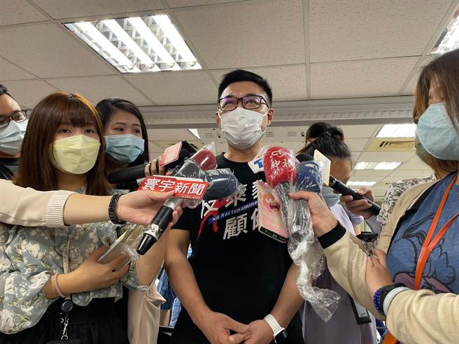 國民黨主席江啟臣今（28日）上午前往新北市永和出席「1218公投政策說明會」提及9旬阿嬤捐款故事。（葉書宏攝）